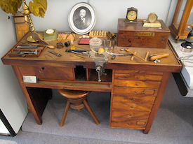 Der Schreibtisch von Louis Brandt wurde im Omega Museum in Biel ausgestellt.  Bild von Wikipedia.